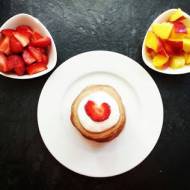 Pancakes czekoladowe z jogurtem, truskawkami i nektarynką