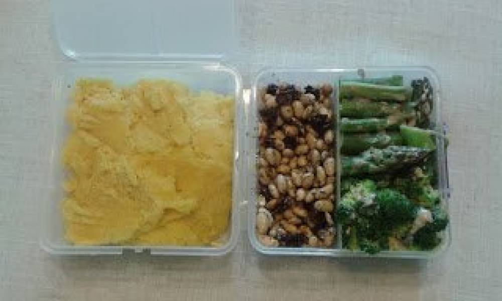 LunchBox: sałatka z soi + polenta + brokuł w tahini