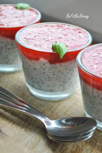 36. Pudding jogurtowo-truskawkowy z nasionami Chia