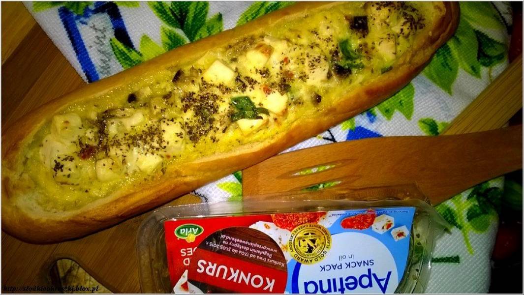 Zapiekana bagietka nadziana serem śródziemnomorskim z suszonymi pomidorami