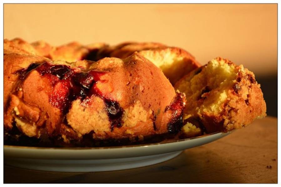 Babka drozdzowa z czarna porzeczka i marcepanem