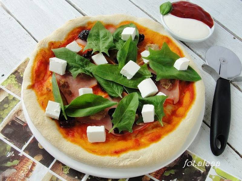 Pizza z tuńczykiem i suszonymi pomidorami