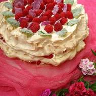 TRUSKAWKOWO - MALINOWY TORT BEZOWY Z  KANDYZOWANYMI PŁATKAMI DZIKIEJ RÓŻY I MIĘTY