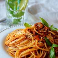 Spaghetti pełnoziarniste z pieczonym bakłażanem i pomidorami
