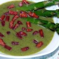 Zielona zupa ze szparagami i kabanosem