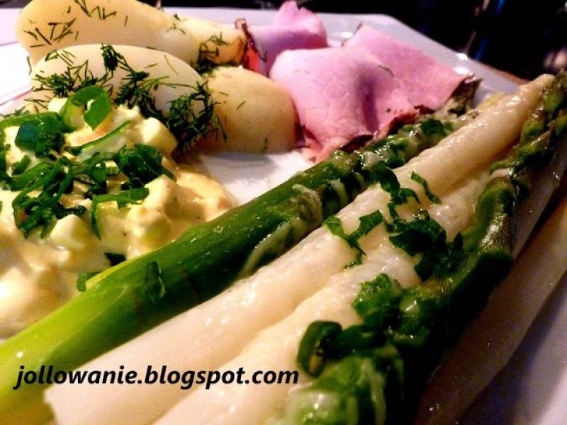 Szparagi z sosem jajecznym, szynką i młodymi ziemniakami