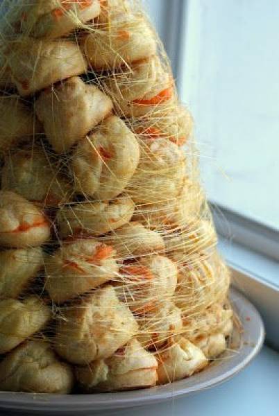 Croquembouche z profiteroli z kremem budyniowym