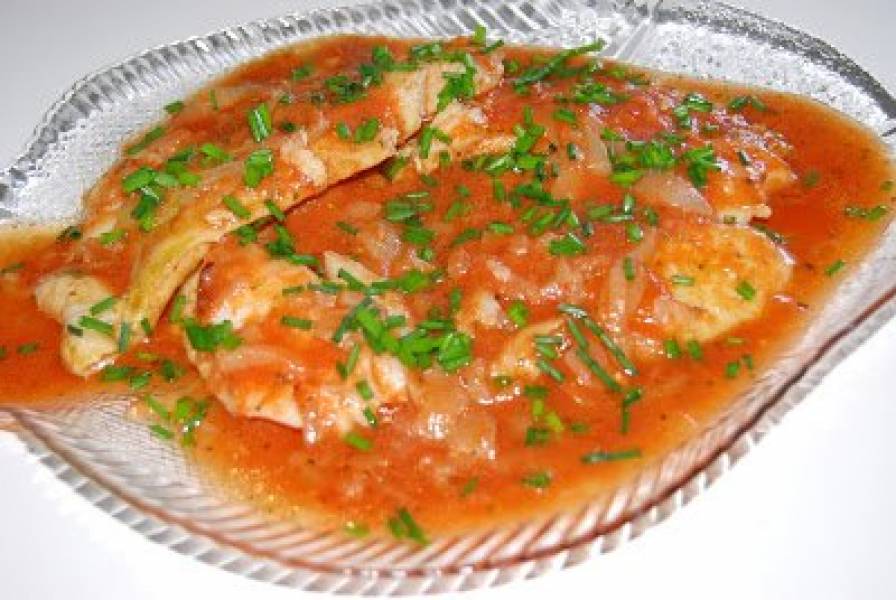 Ryba  duszona w sosie pomidorowym