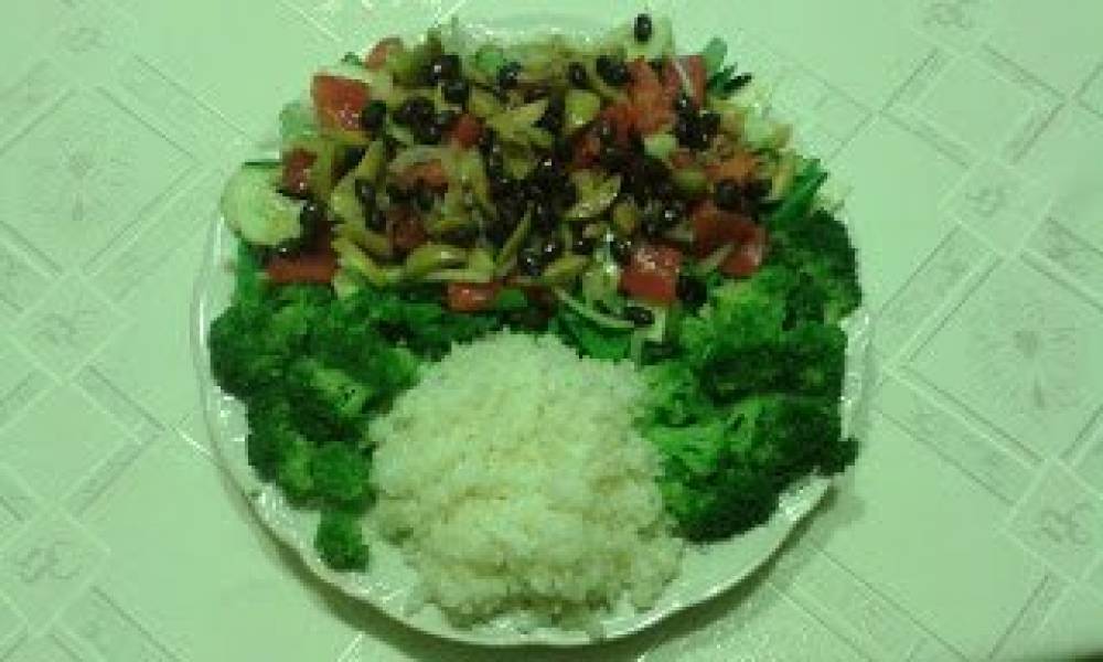 Sałatka z czarną fasolą i oliwkami + ryż jaśminowy + brokuł