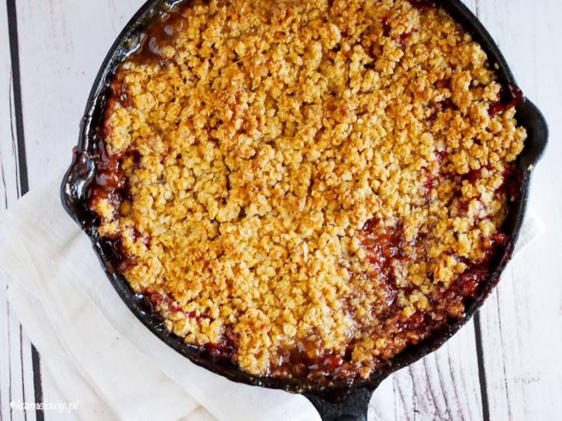 Truskawki zapiekane z rabarbarem pod migdałowo-owsianą kruszonką / Strawberries and rhubarb baked with almond oat crumble