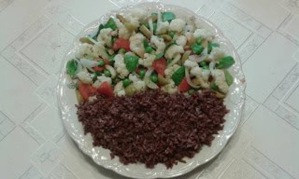 Sałatka z kalafiora i groszku + czerwony ryż