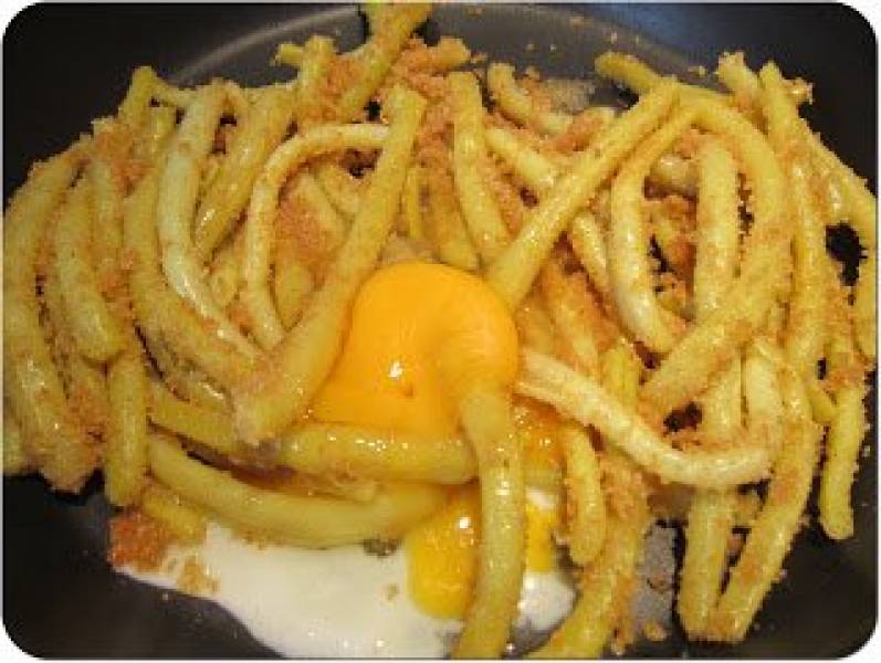 Żółta fasolka szparagowa zasmażana w bułce tartej i jajku