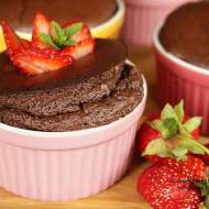 suflet czekoladowy z truskawkami na ekspresowy deser