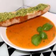 Zupa pomidorowa we włoskim stylu z grzanką z pesto