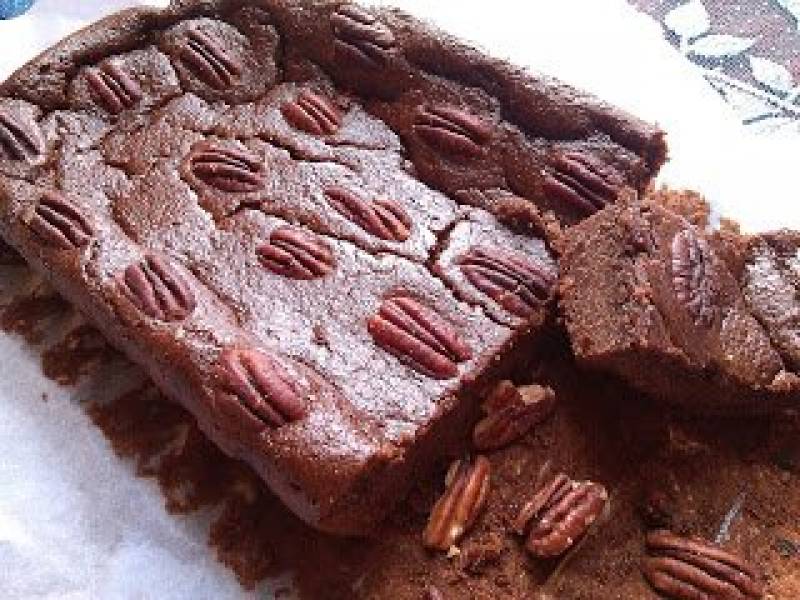 Brownie z kaszy jaglanej i orzechami pekan.