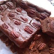 Brownie z kaszy jaglanej i orzechami pekan.