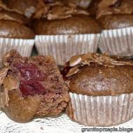 Czekoladowe mini-muffinki z wiśniami