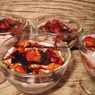 Deser jogurtowo-truskawkowy z syropem czekoladowym