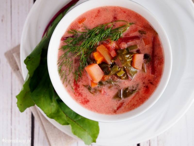 Botwinka z cukinią / Young beet soup with zucchini