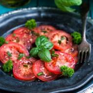 Plastry pomidorów w winegrecie