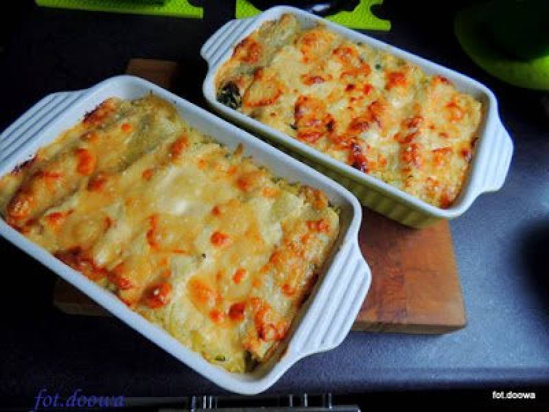 Cannelloni ze szpinakiem, pieczarkami i papryką