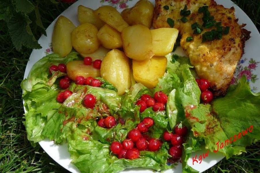Sałata z czerwoną porzeczką oraz smażone młode ziemniaki