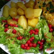Sałata z czerwoną porzeczką oraz smażone młode ziemniaki