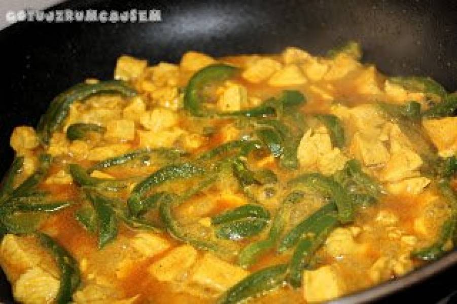 Kurczak z zieloną papryką w jogurtowym sosie curry