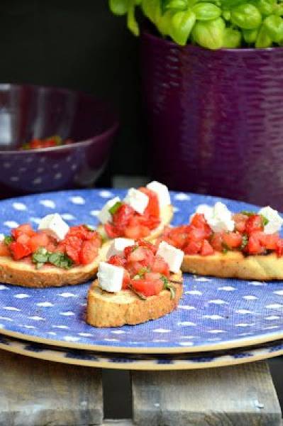 Bruschetta z pomidorami, truskawkami, bazylią i fetą