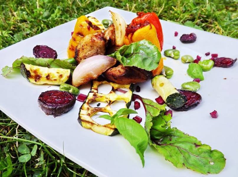 Grillowana wieprzowina z nadziewanymi papryczkami, cukinią, bobem i chipsami z buraka