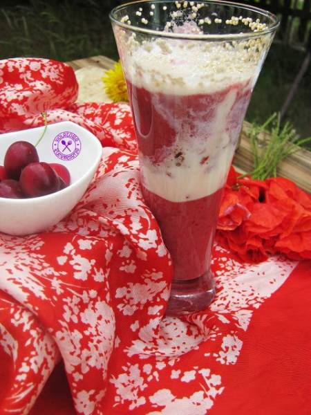 Koktajl truskawkowo-czereśniowy z jagodami goji i nasionami quinoa