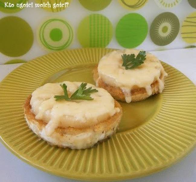 Panierowany camembert z ananasem i serem żółtym