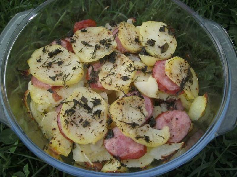 Wiejska zapiekanka z młodymi ziemniakami i kiełbasą