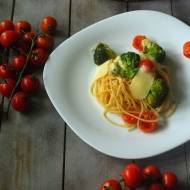 Spaghetti z brokułem i pomidorami