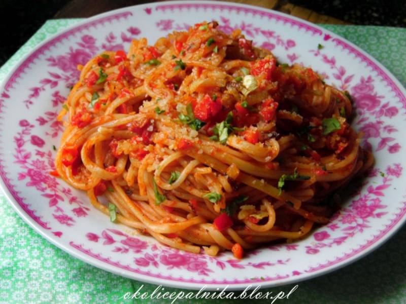 Spaghetti napoli - przepis na prosty sos pomidorowy
