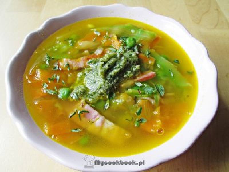 Zupa warzywna z pesto, świderkami i boczkiem