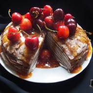 Tort naleśnikowy z karmelizowanymi czereśniami
