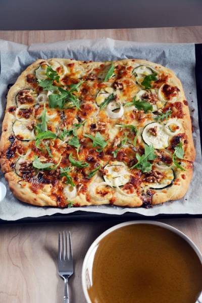 Pizza bianca z gorgonzloą i miodem