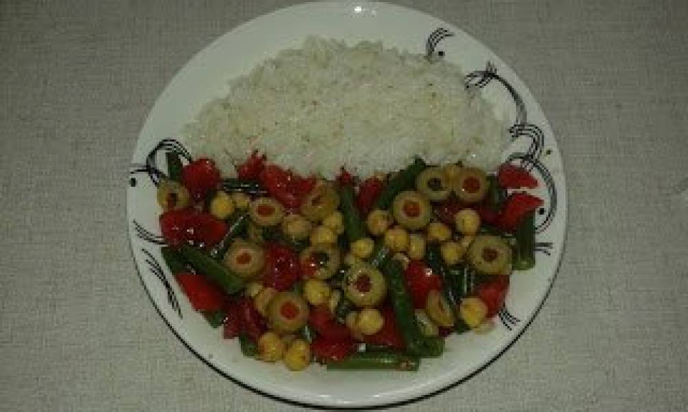 Sałatka z cieciorki, pomidora, fasolki szparagowej i oliwek + ryż jaśminowy
