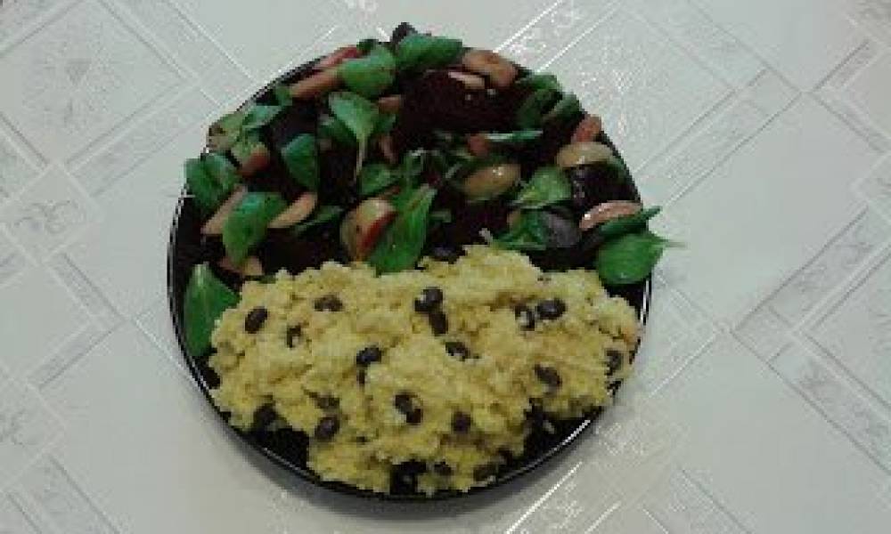 Kasza jaglana z adzuki + roszponka z burakami i oliwkami