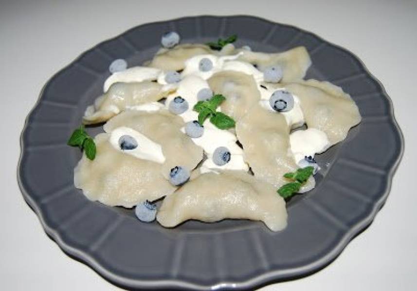 Pierogi z borówkami (ciasto parzone)