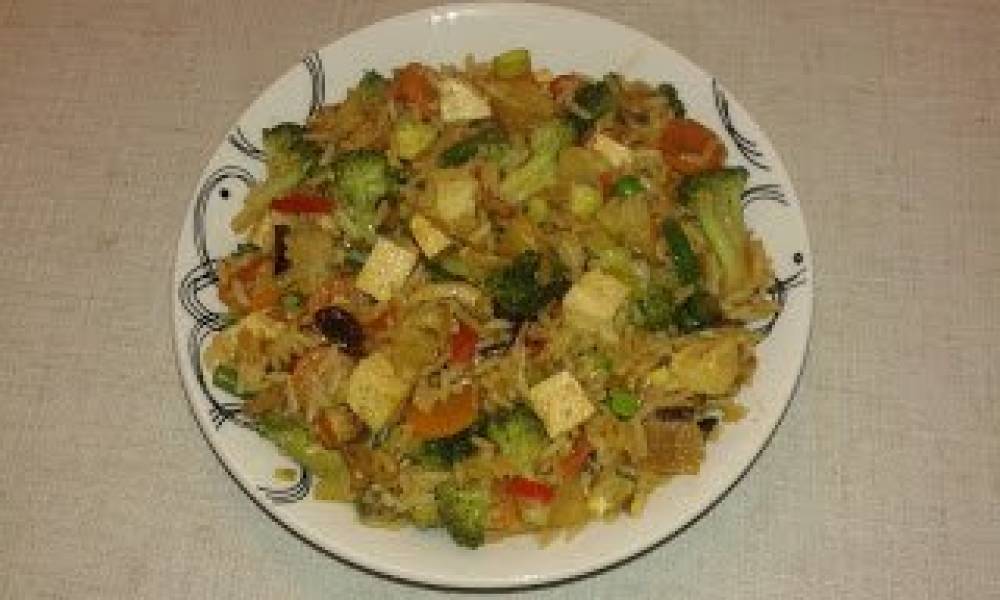 Ryż smażony z tofu, awokado  i warzywami po chińsku