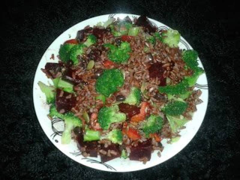Sałatka z czerwonego ryżu z brokułem, buraczkami, adzuki i suszonymi pomidorami