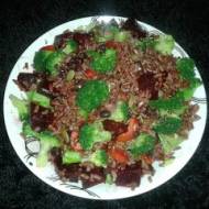 Sałatka z czerwonego ryżu z brokułem, buraczkami, adzuki i suszonymi pomidorami