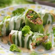 Zielone naleśniki z wołowiną, brokułami i sosem serowym