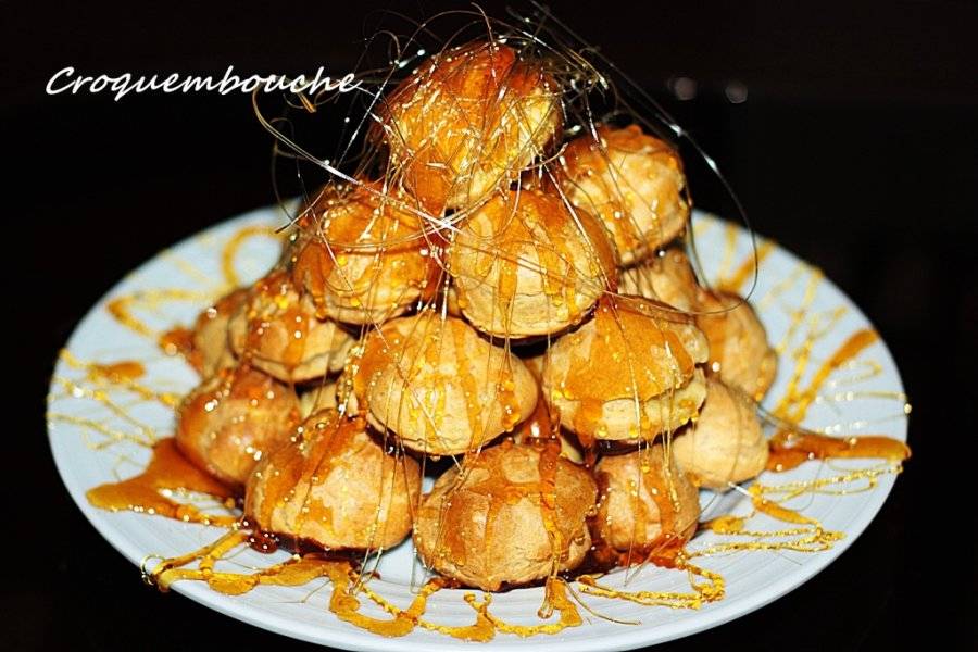 Croquembouche-  ptysie z nadzieniem w karmelu