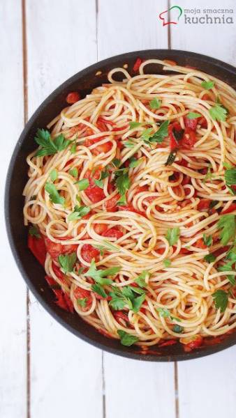 Spaghetti w pomidorach z czosnkiem i natką