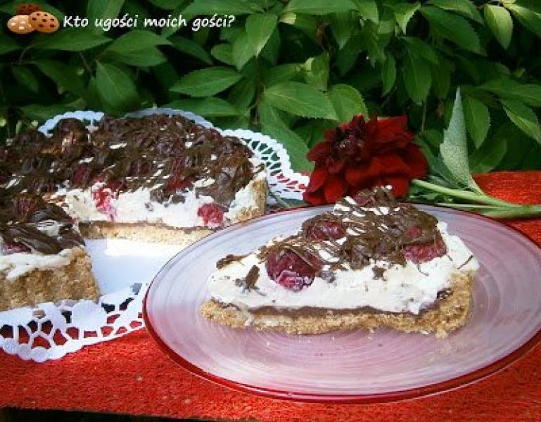 Tarta śmietankowo-czekoladowa z malinami (bez pieczenia)