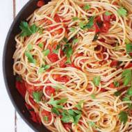 Spaghetti w pomidorach z czosnkiem i natką