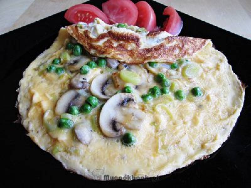 Omlet z pieczarkami, porem i zielonym groszkiem